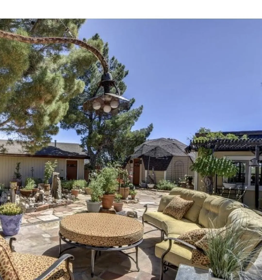 3 bed, 2500 sqft, $745 — Photo 1