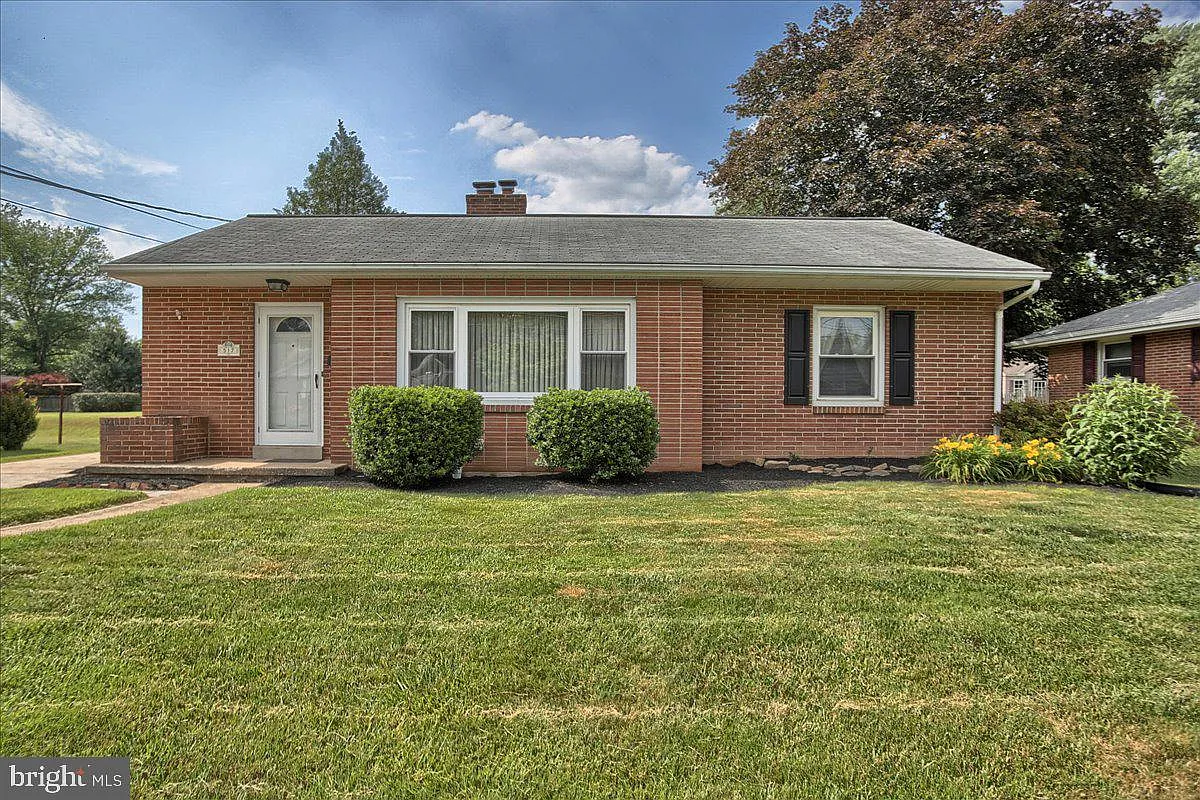 517 E Willow St photo 1