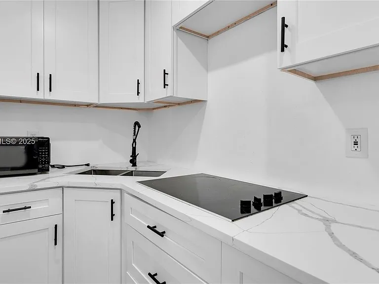 32 SW 9th St #2 — Photo 16