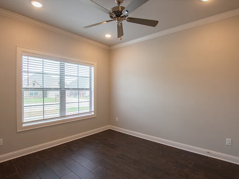 822 Lindsey Ln — Photo 12