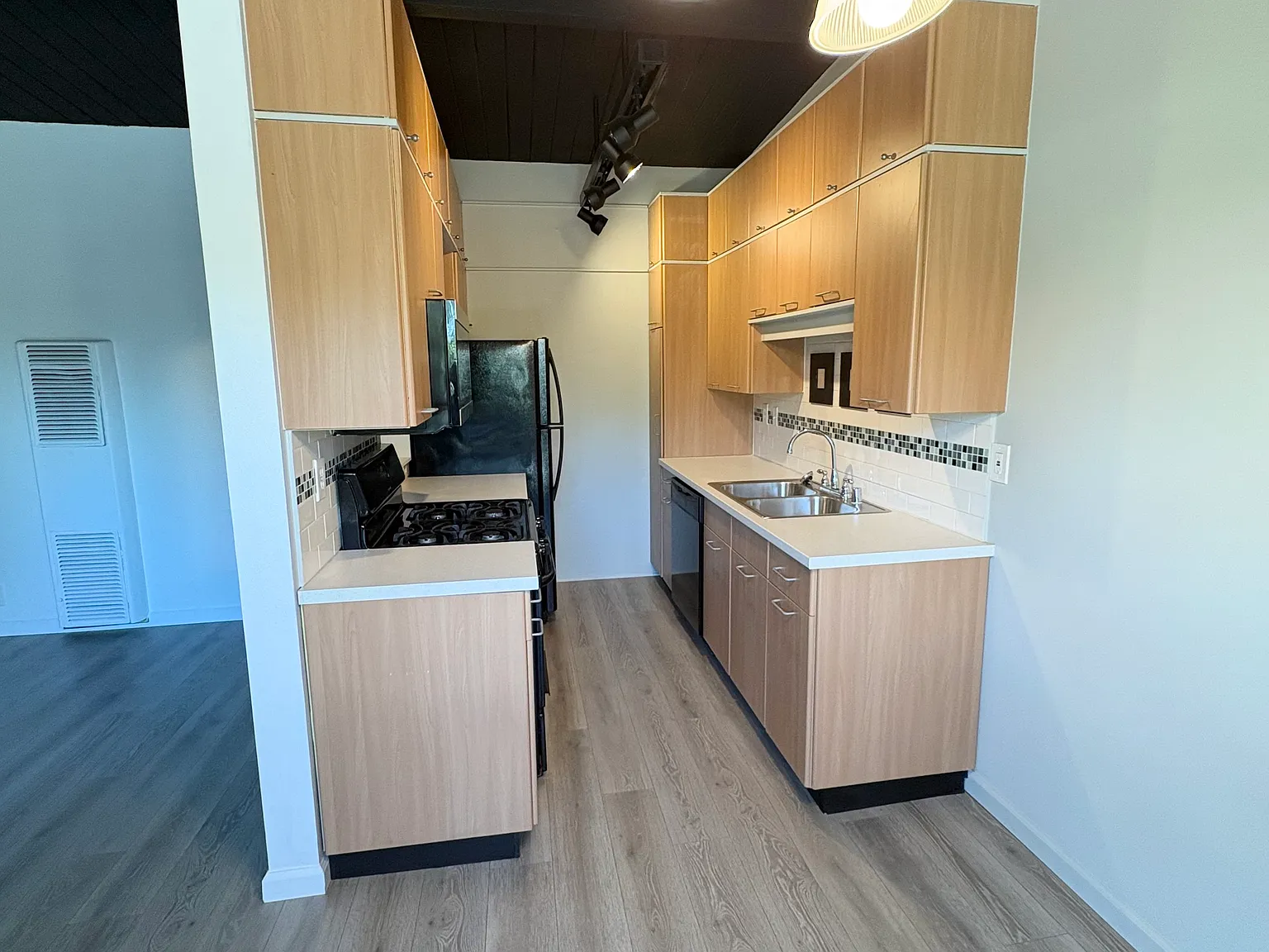 7559 Whitsett Ave — Photo 3