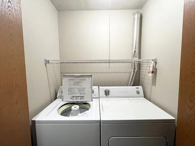 Oakridge Apartments — Photo 22