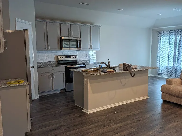 512 Comanche Dr — Photo 2
