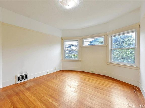 3rd image of 520 Miramar Ave