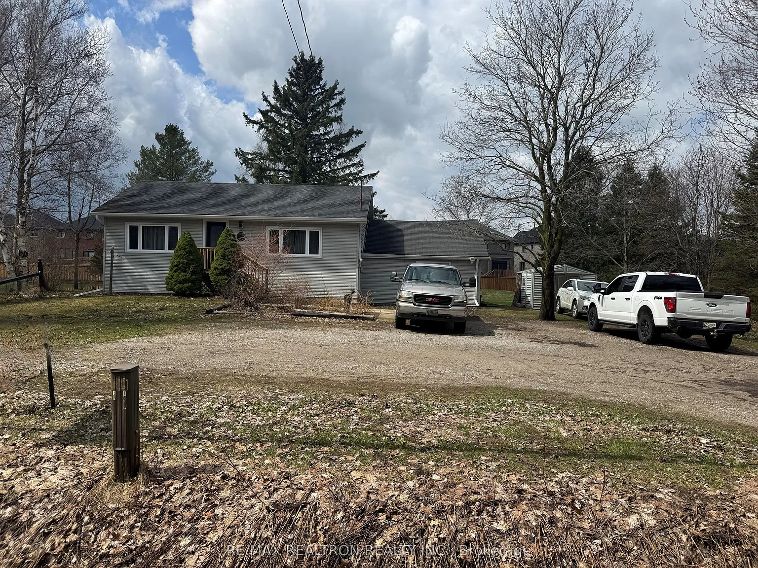 8906 5th Line photo 1