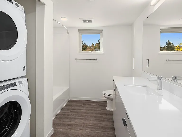 Traditional 1 Bedroom - bathroom image - 401