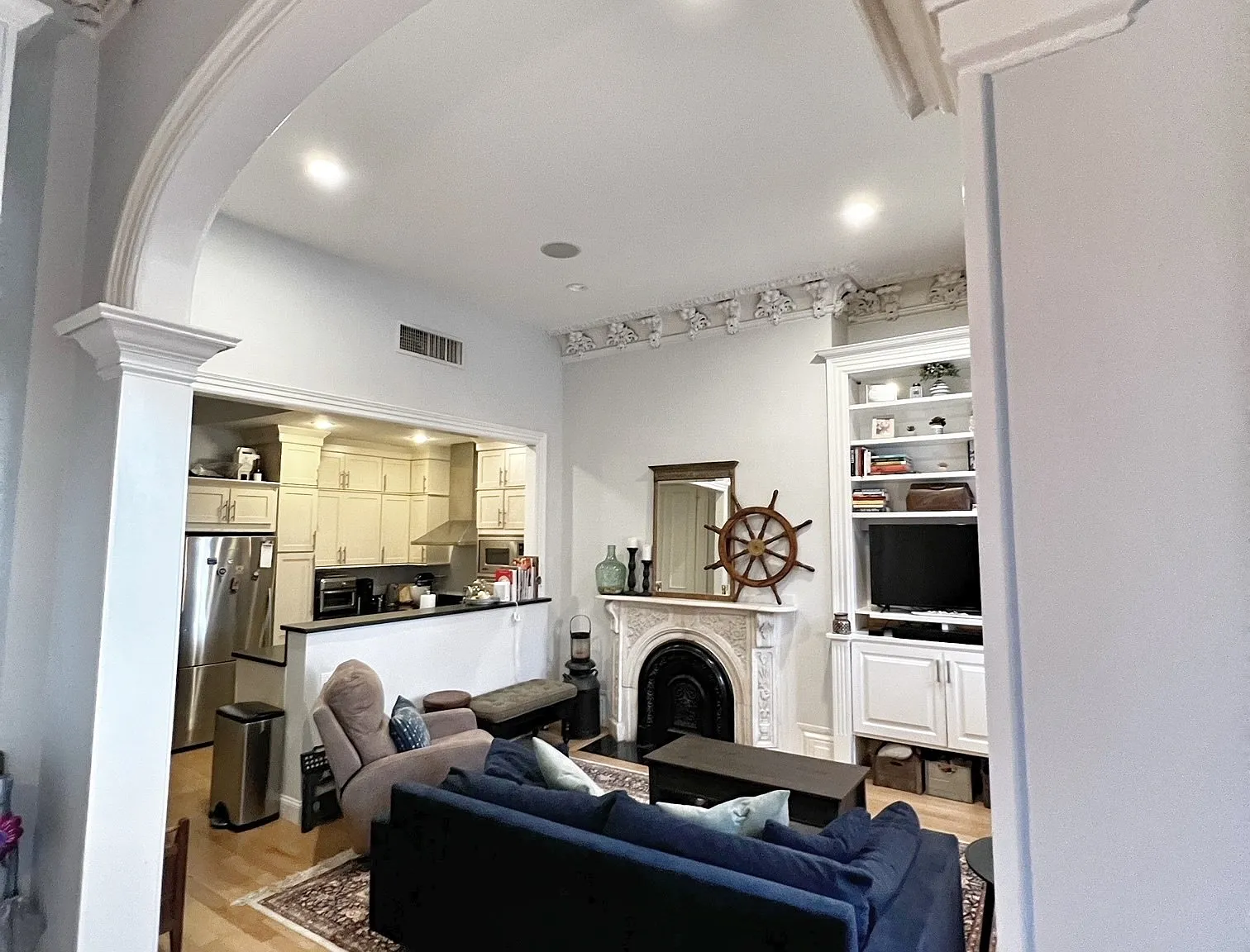 2 bed, 1.0 bath, 825 sqft, $4,100 — Photo 2