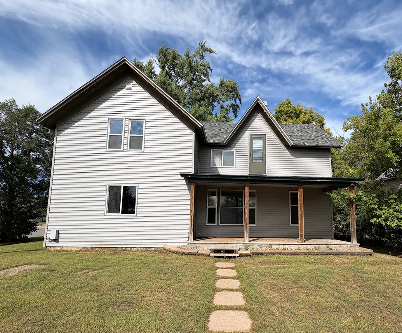 3 bed, 1.0 bath, 900 sqft, $445 — Photo 1