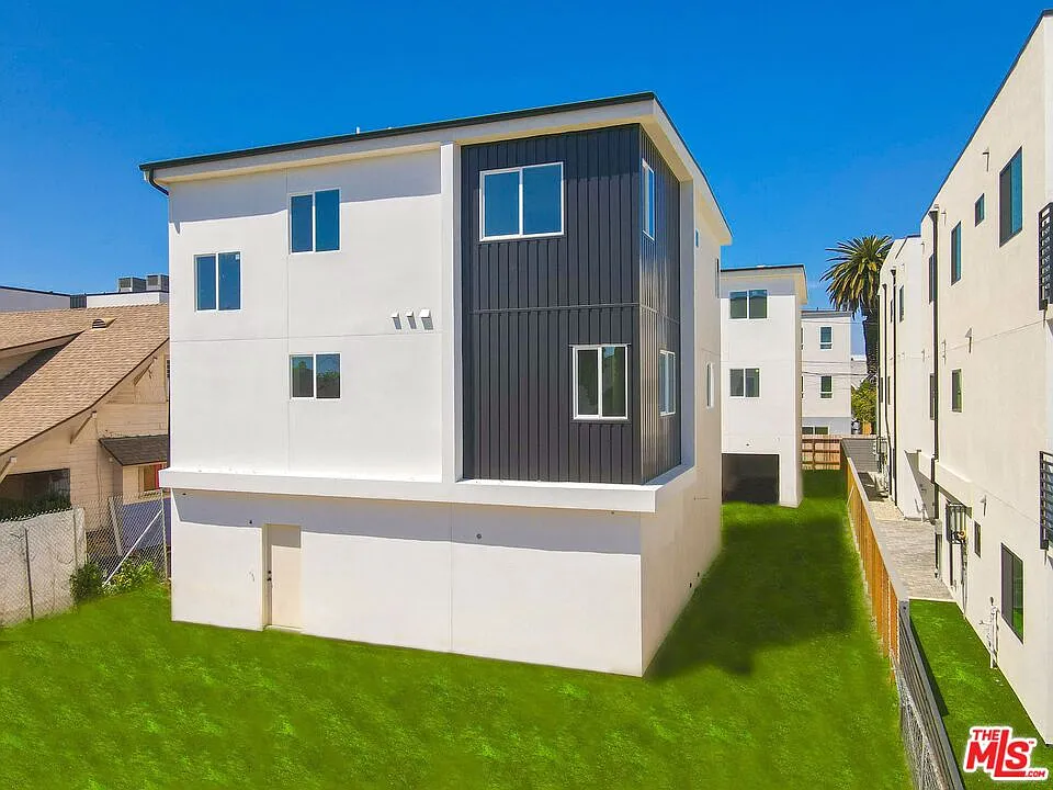 3 bed, 1000 sqft, $2,995 — Photo 3