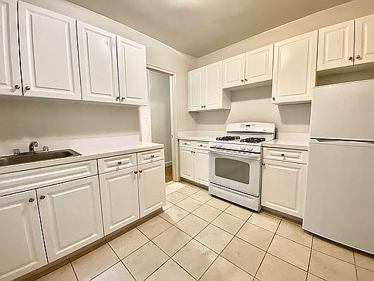 5th image of 8 E 48th St APT 4C