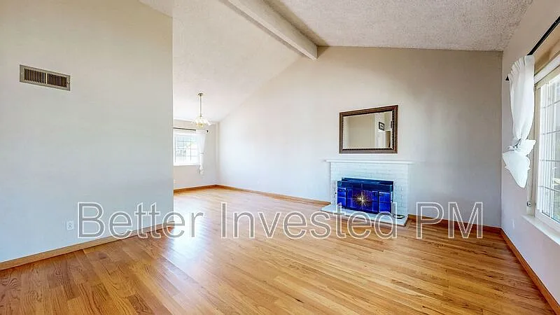 4 bed, 2.5 bath, 1972 sqft, $4,500 — Photo 3