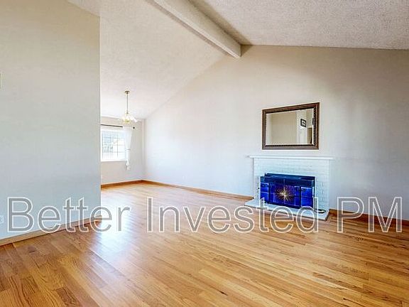 3rd image of 848 Sprucewood Ct