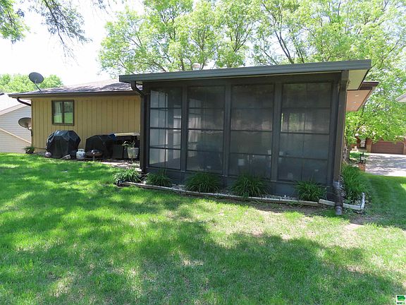 3rd image of 3028 Cheyenne Blvd