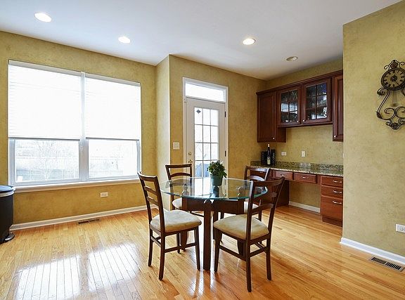 5th image of 328 W Wood St #37
