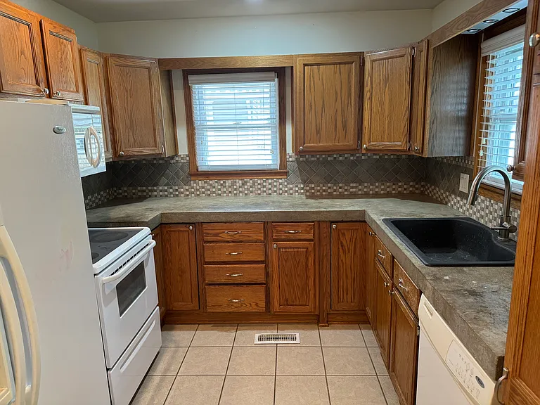 316 W Kirwin Ave — Photo 3