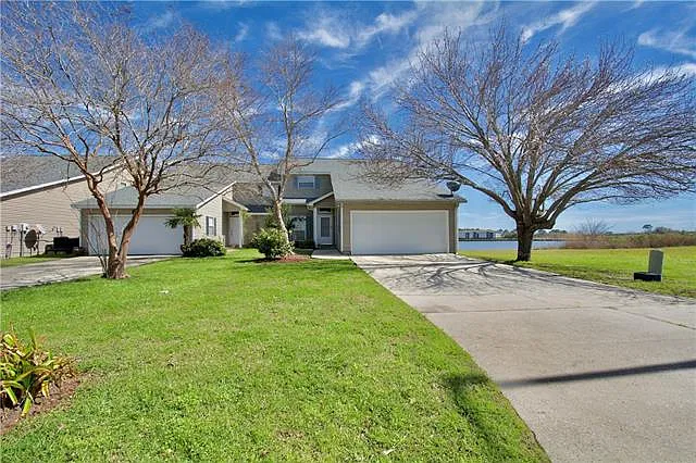 4 bed, 2.5 bath, 2413 sqft, $3,000 — Photo 3