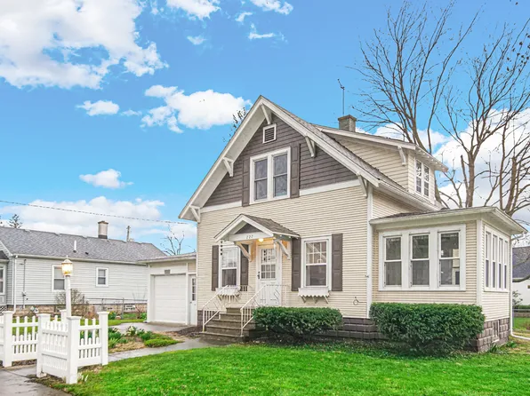 227 W 4th St, Momence, IL 60954