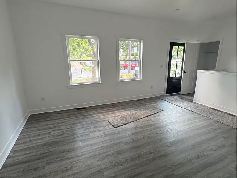 320 N Marshall Ave — Photo 6