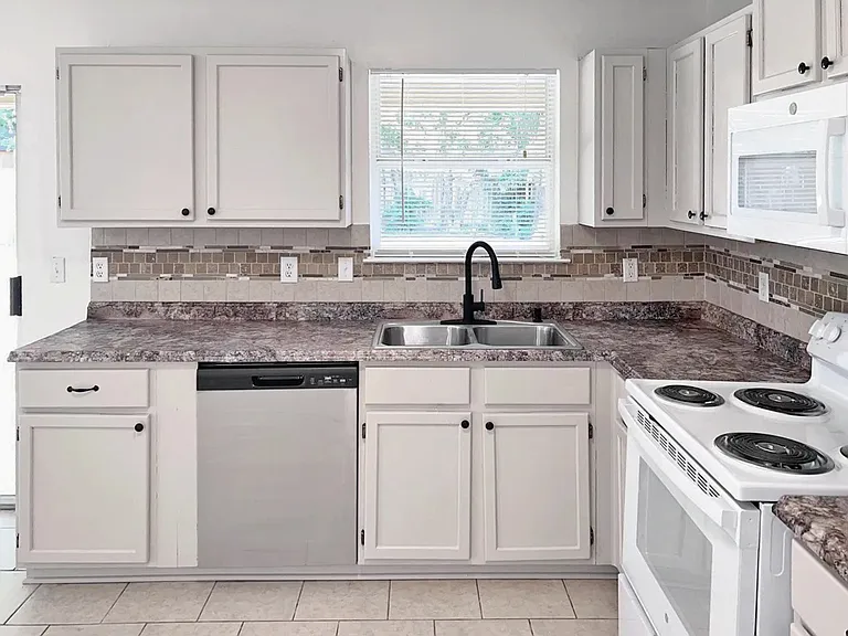 7038 Lynn Lake Dr — Photo 6