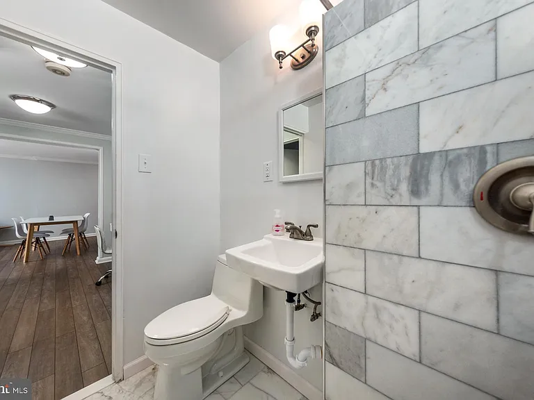 305 C St NE #104 — Photo 18