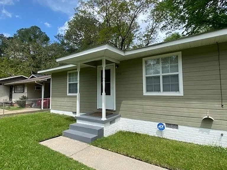 250 Winfield St — Photo 2