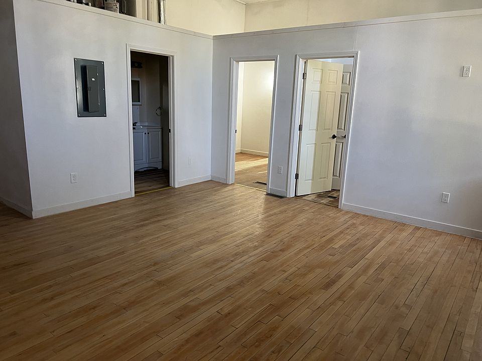 2nd image of 411 Clayton St #2