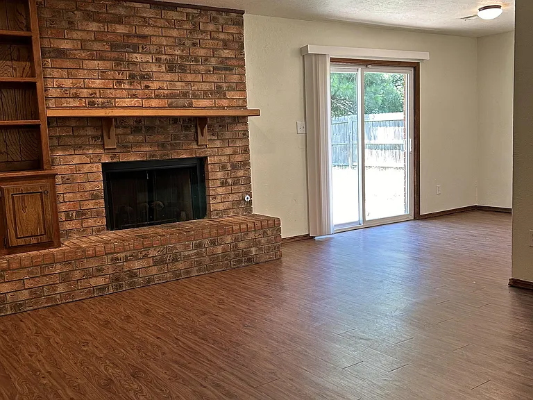 214 Falcon Ct — Photo 4