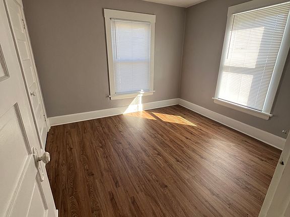 5th image of 2128 Queen Ave #2128