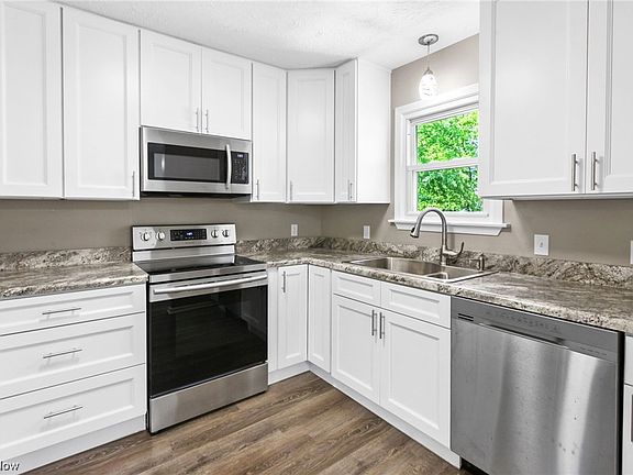 5th image of 330 Henry St