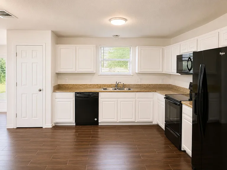 203 W Willow St — Photo 4