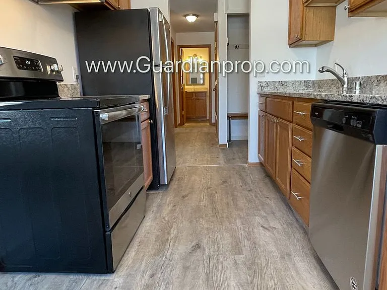 735 Tyler St NE #5 — Photo 1