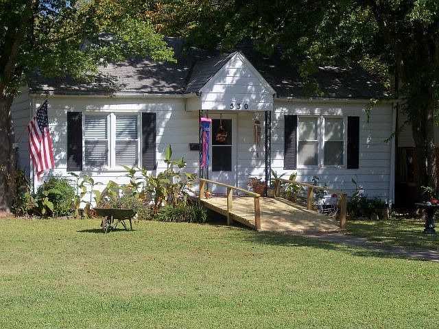 2nd image of 530 W 20th St