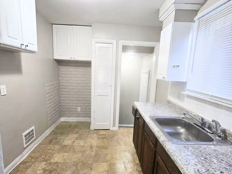 10803 Roxbury St — Photo 4