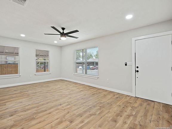 4th image of 122 HOLLYBERRY LN