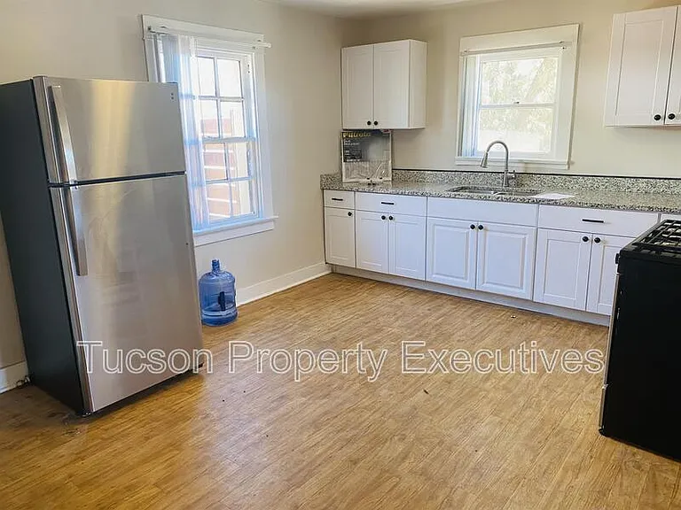 2632 N Stone Ave #9 — Photo 3