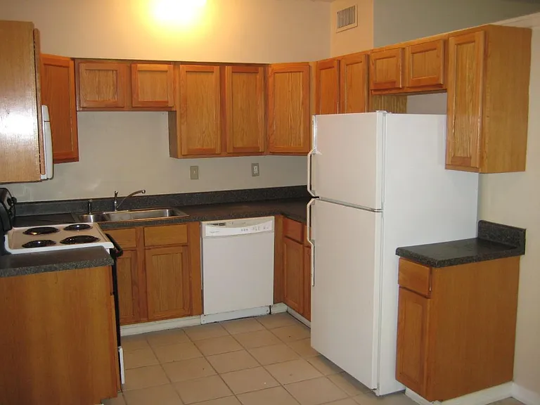 2132 Riviera Dr — Photo 9