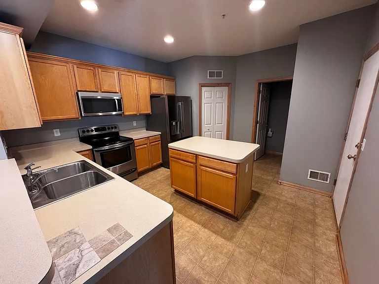 12210 Urbank St NE #B — Photo 5