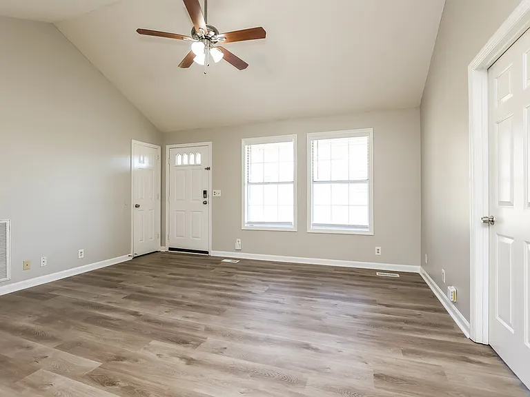 121 Lee Ct — Photo 4
