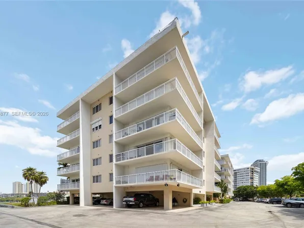 126 Golden Isles Dr APT 32A, Hallandale Beach, FL 33009