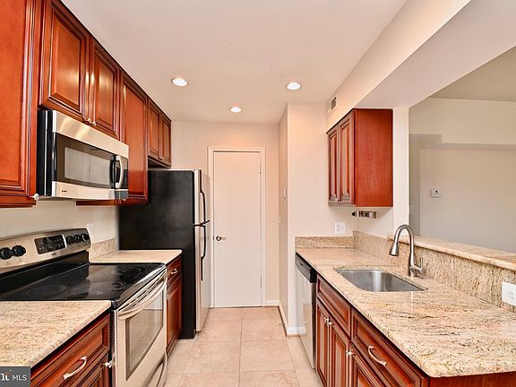 4th image of 6923 Victoria Dr Unit F