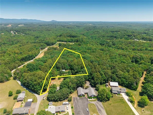 102 Hawks Rd, King, NC 27021