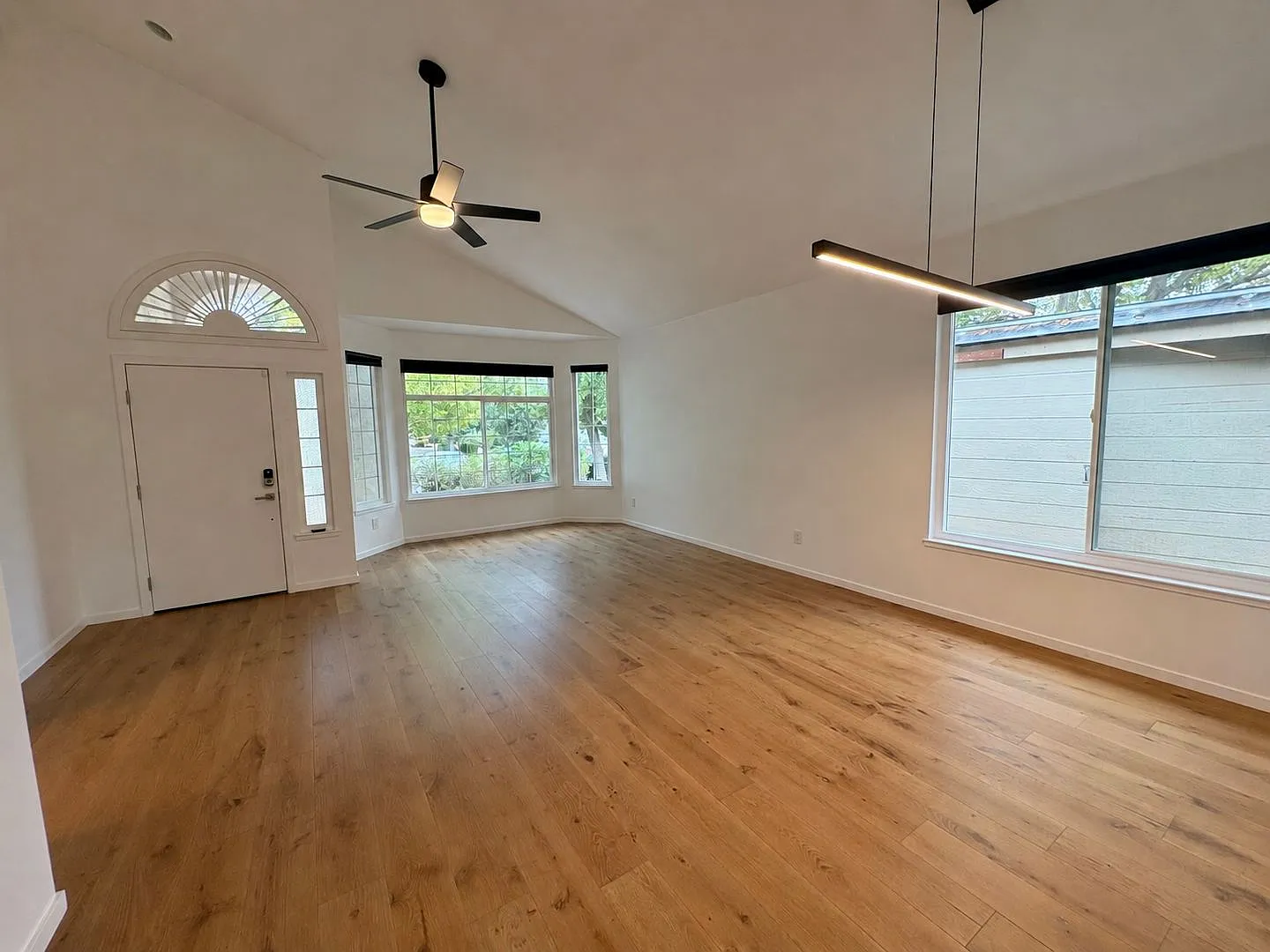 Beautiful Single-Story 3 Bedroom 2 Bath Smart Home! — Photo 3