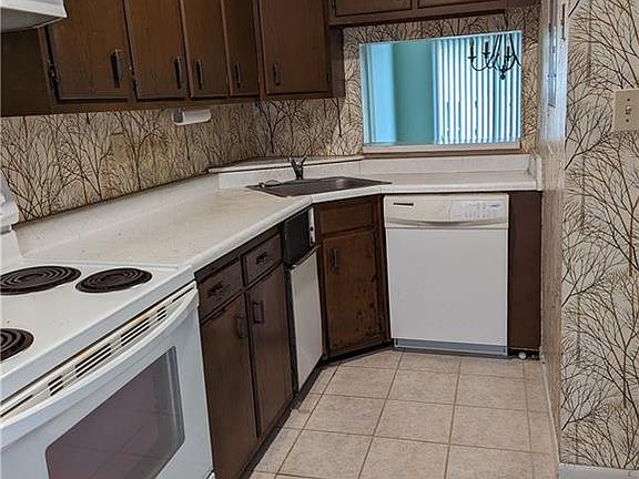 5th image of 209 Village Ln Unit D