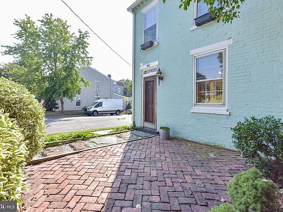2nd image of 900 Franklin St