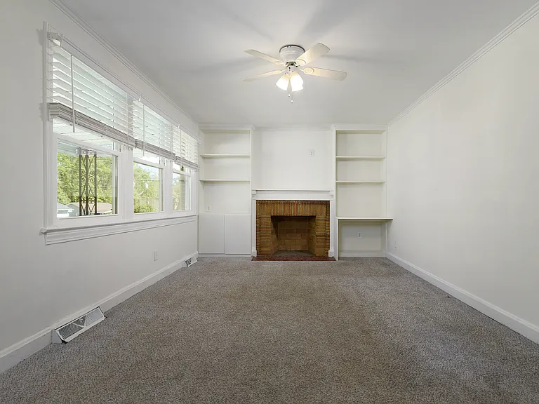 102 Tiffany Dr — Photo 2