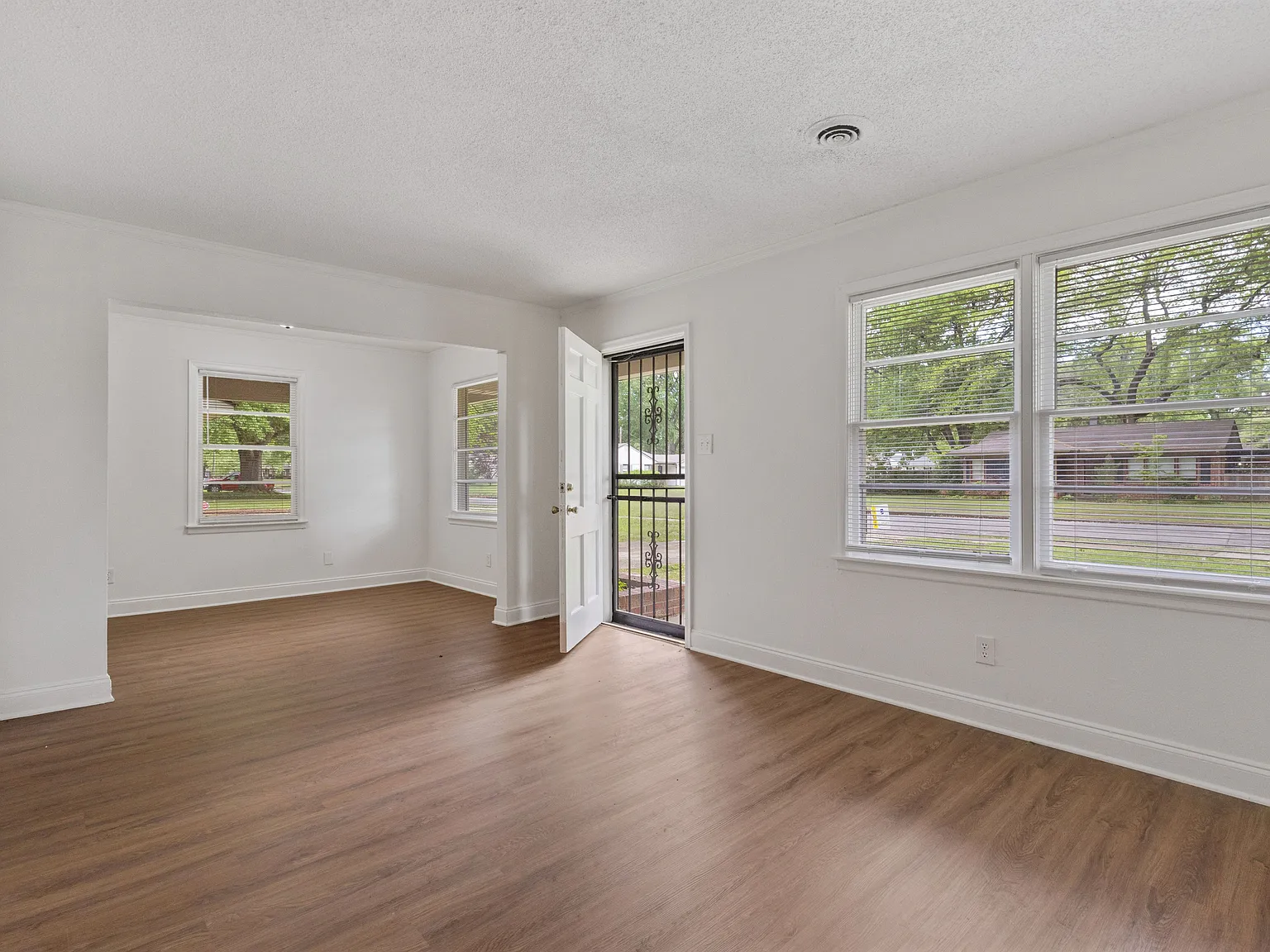 Spacious Single-Story Brick Home with Carport & Fenced Yard — Photo 4
