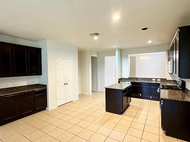 1331 S Maple Dr — Photo 11