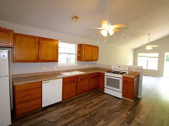 3rd image of 213 W Ross Ave