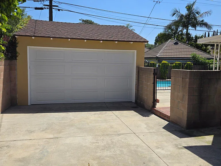 Garage located in the rear