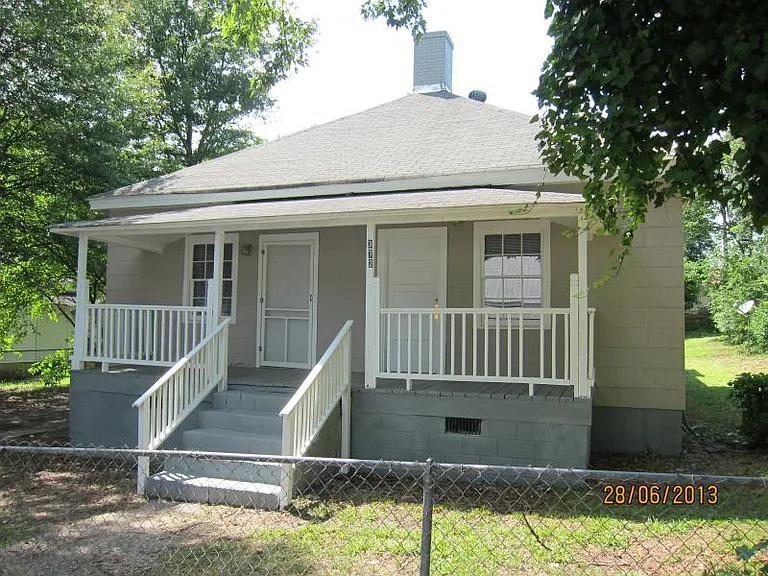372 Oliver St — Photo 1